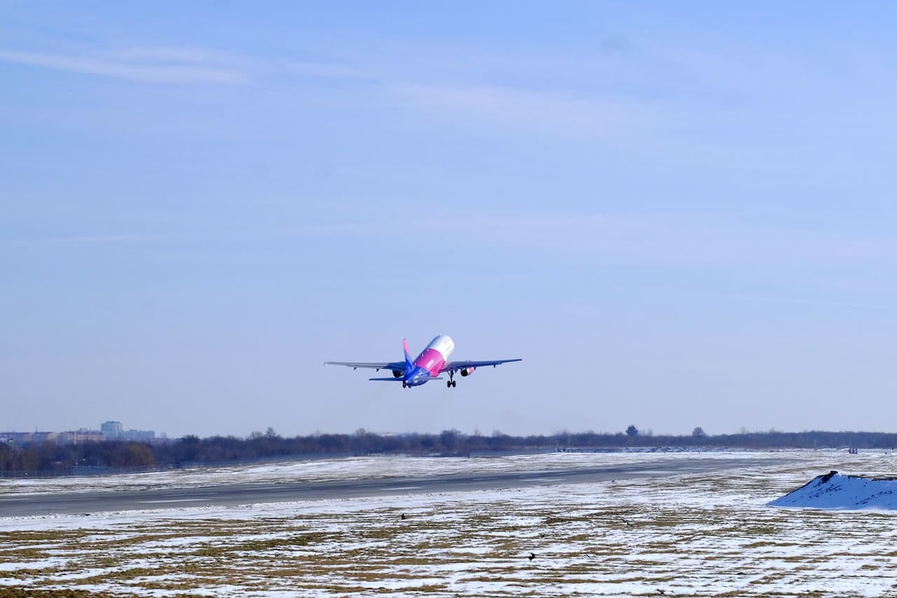 Літак злітає із аеропорту Львів