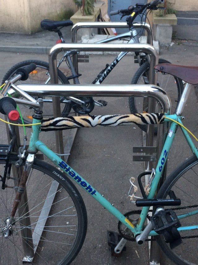 Велосипед, припаркований збоку будівлі