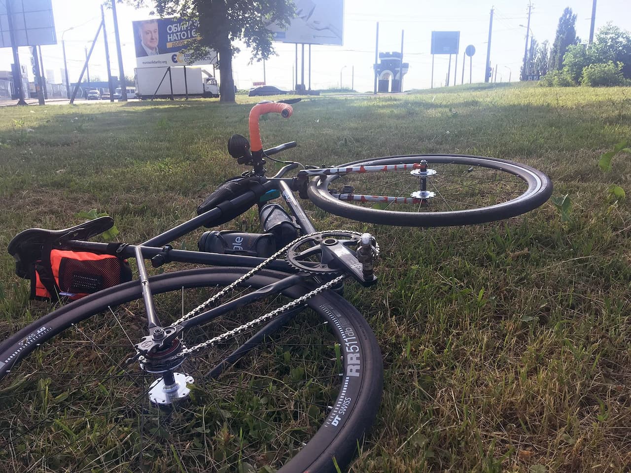 Велосипед, припаркований на вершині трави покрита полем