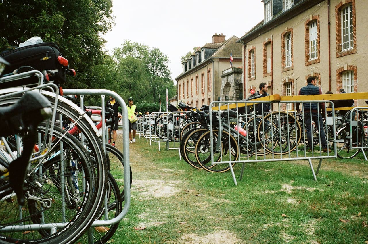 Стоянка для велосипедів на місці старту