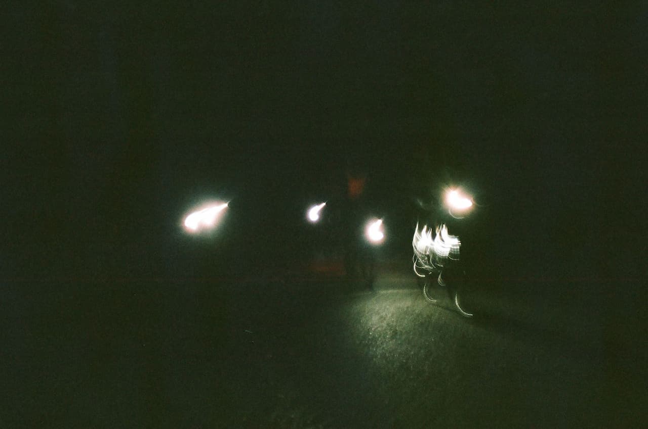 Світло велосипедних ліхтариків уночі