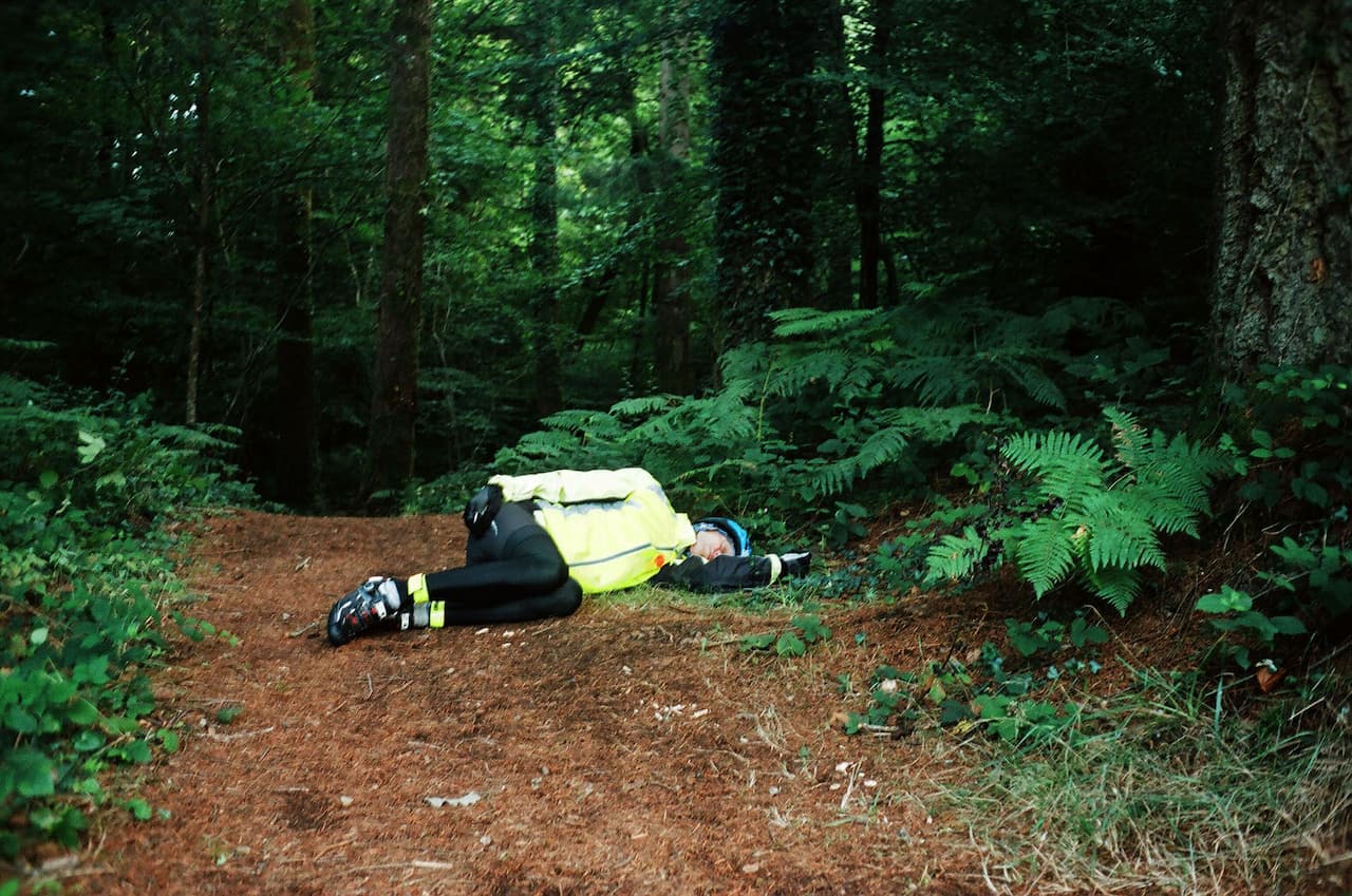 Знесилений учасник спить серед лісу