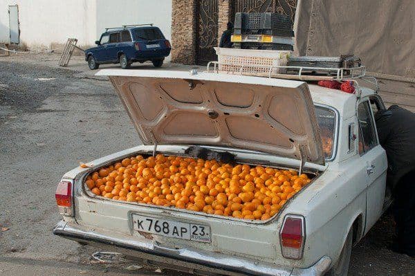 Автомобіль, припаркований за межами харчової вантажівки