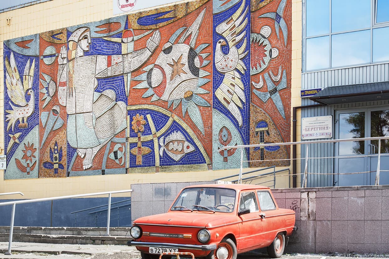 Мозаїчне панно «До зірок» (1969) на фасаді київського академічного театру українського фольклору «Берегиня» (раніше — кінотеатр «Десна»). Художниця – І. Перова.