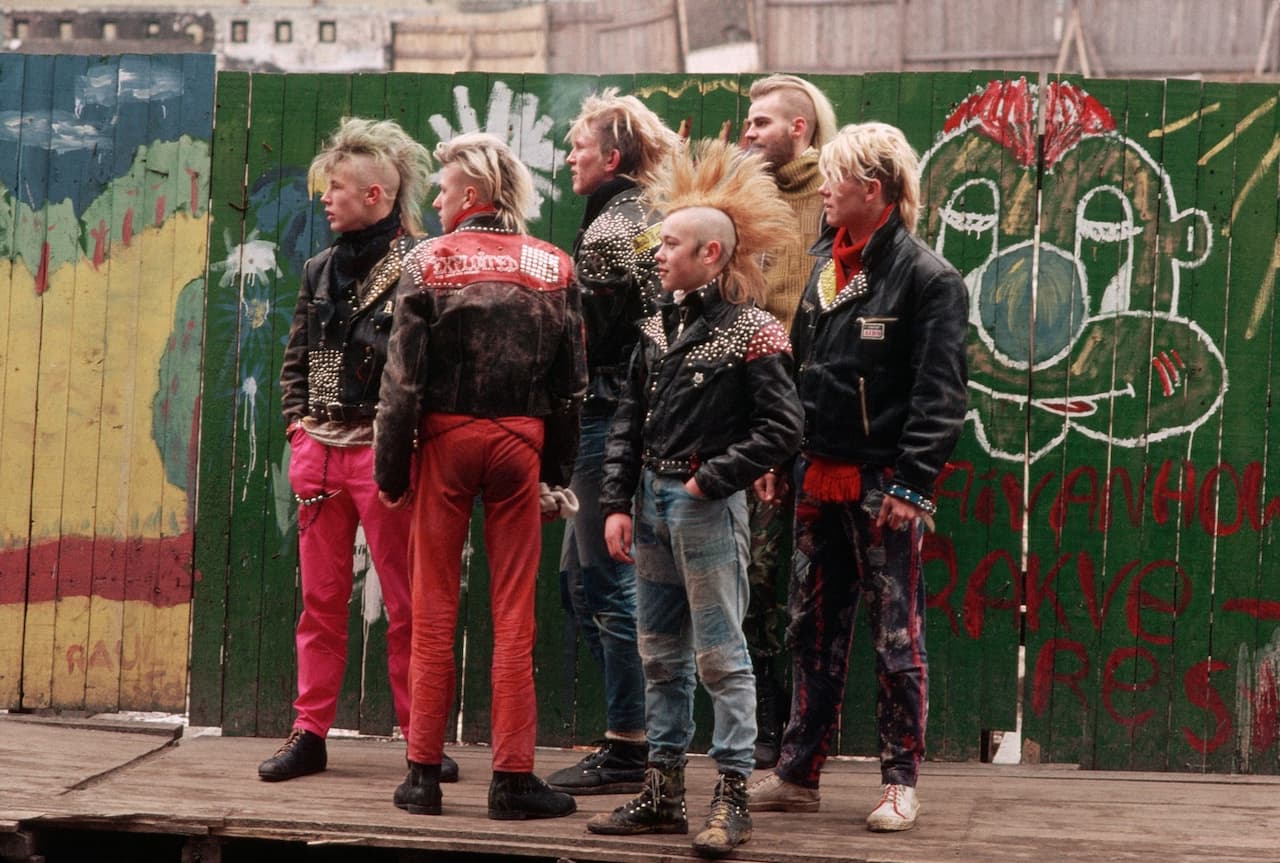 Група людей, що стояли поруч з графіті покрита стіною