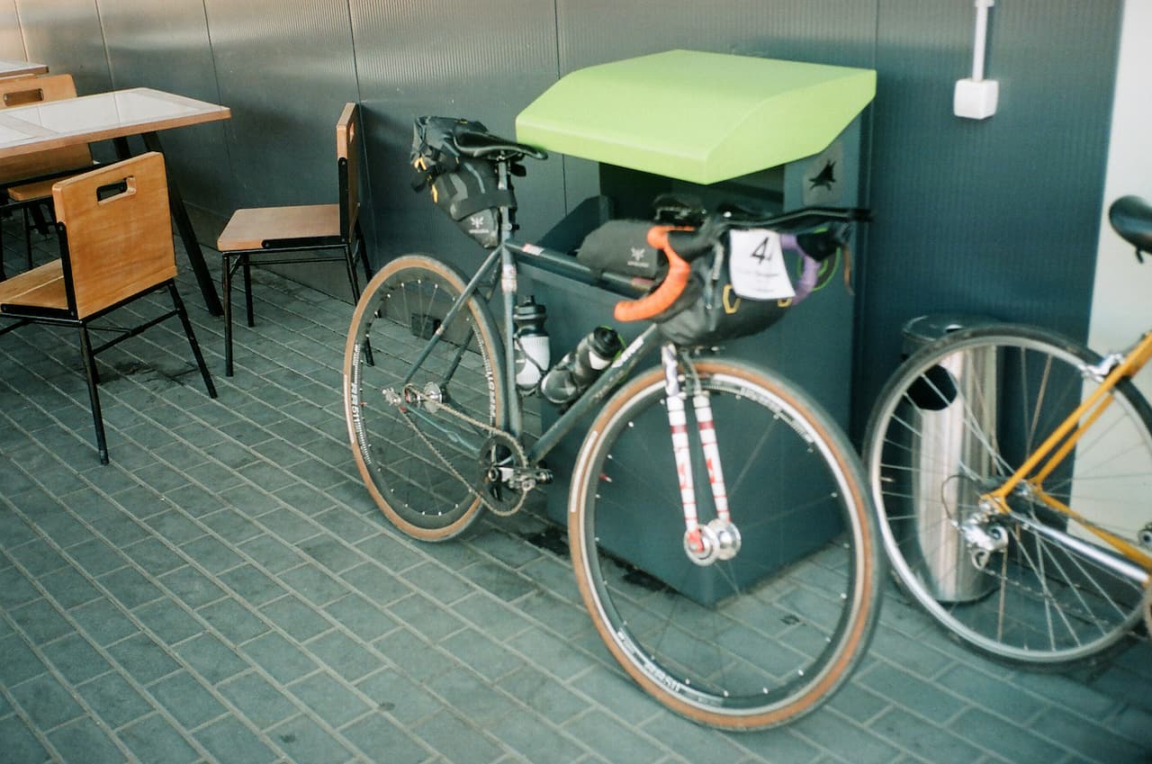Велосипед припаркований поруч з кріслом