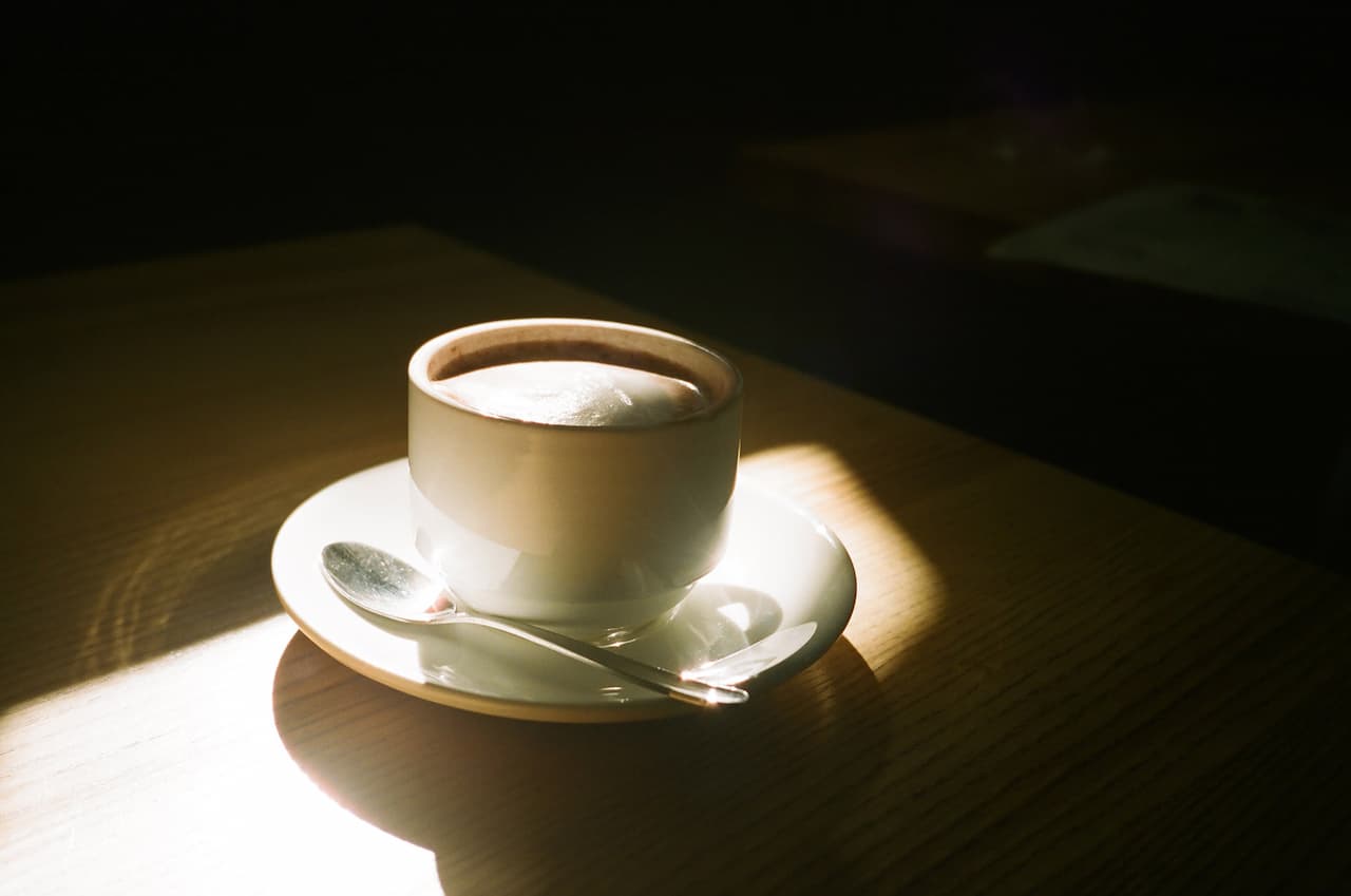 Чашка кави на столі