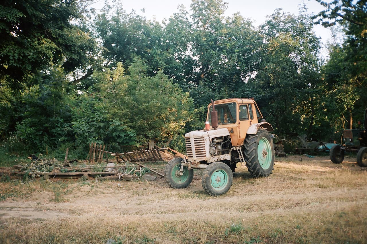 Трактор припаркований на грунтовій сфері