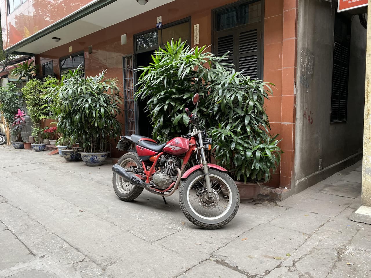 Мотоцикл, припаркований на узбіччі будівлі