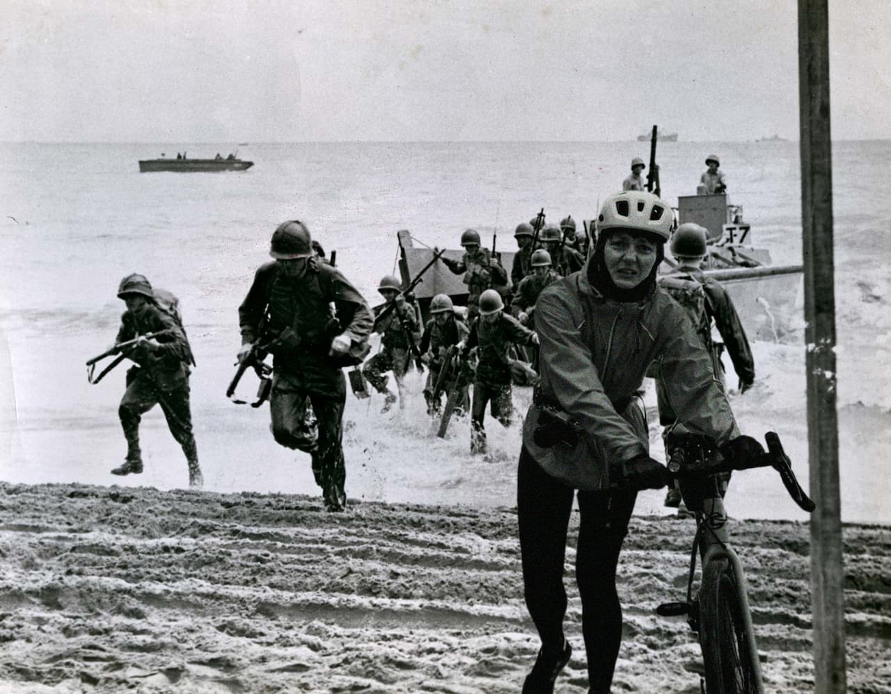 Морські піхотинці США висаджуються на острів Гуадалканал перед контрнаступом на японські війська. Тихоокеанський театр воєнних дій Другої світової війни. 7 серпня 1942 року