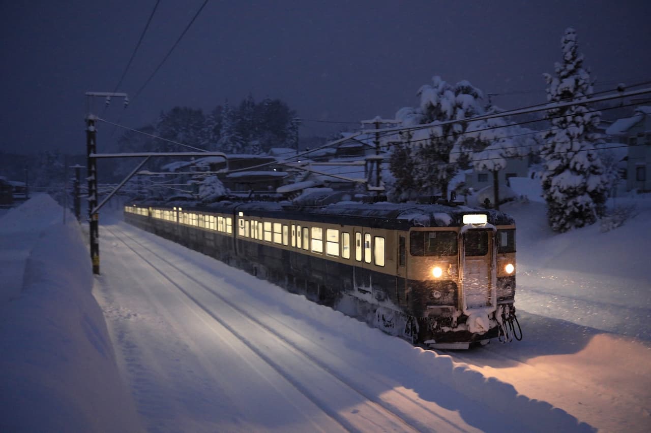 Потяг засипало снігом
